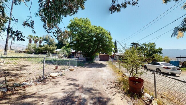 Building Photo - Available Now! Single Family 1/1 home for lease with large lot and 1 car garage!