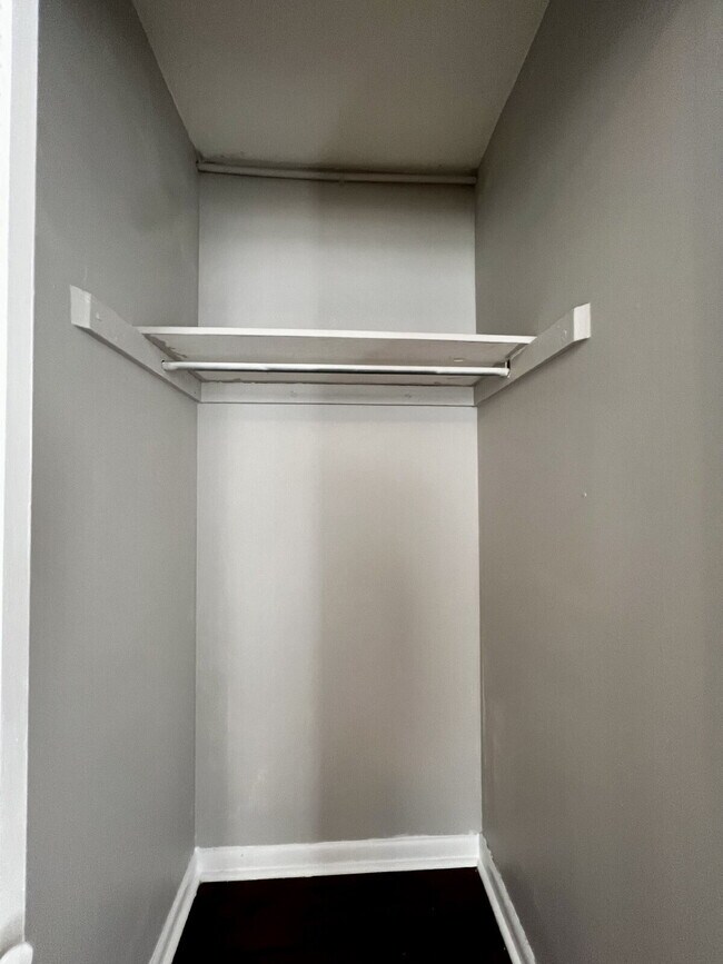 Building Photo - Spacious 2 Bedroom 1 Bathroom