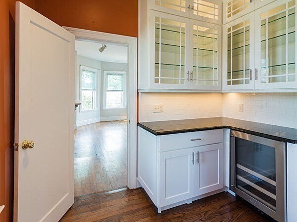 Building Photo - 832 Belmont St