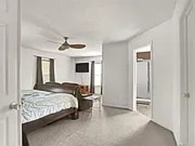 Building Photo - Beautiful 5 Bedroom Plainfield Home for Rent