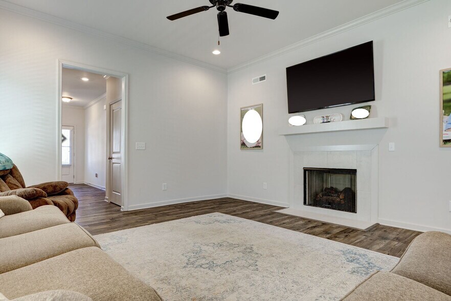 Building Photo - 2134 Springfield Dr