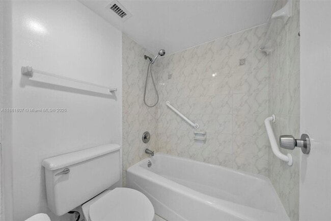 Building Photo - 300 Bayview Dr