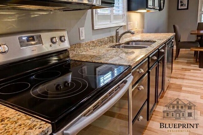 Building Photo - Quiet neighborhood, great neighbors, great ranch layout with beautiful covered back deck!