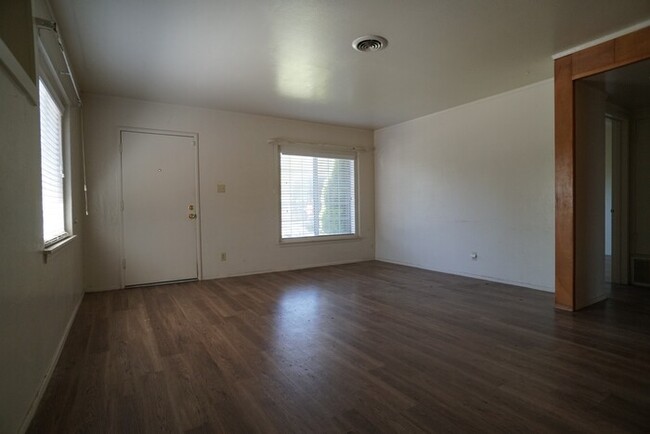 Building Photo - Single-story, spacious 2 bed condo, 1 bath...