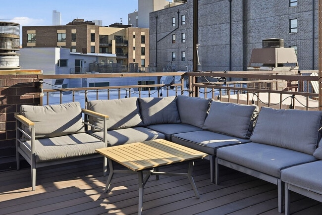 Building Photo - 657 N Carpenter St