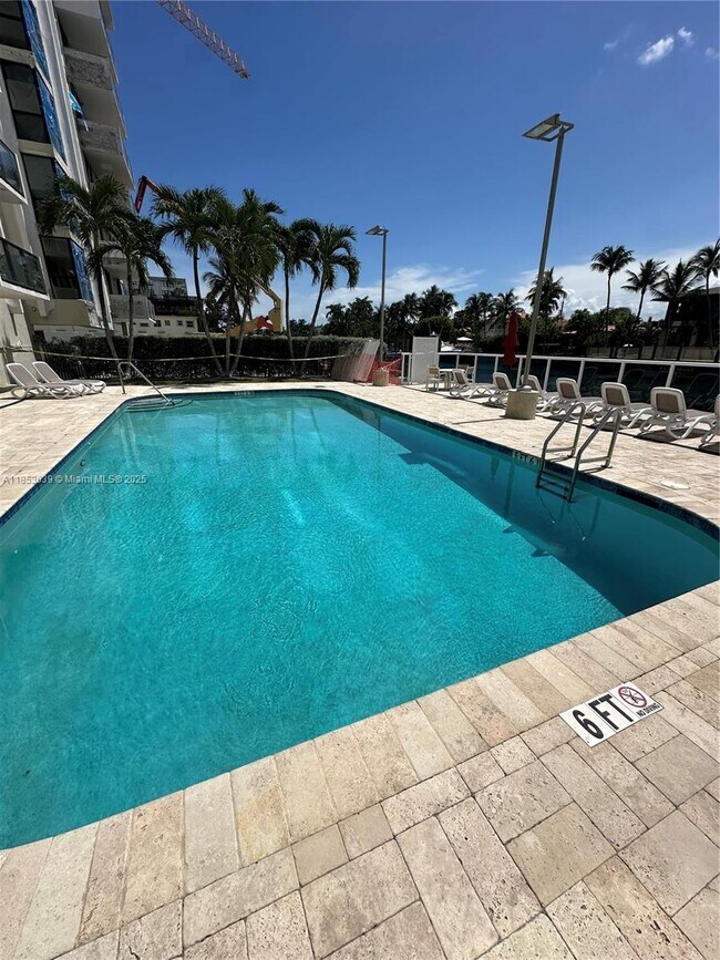 Building Photo - 9800 W Bay Harbor Dr