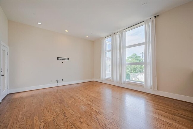 Building Photo - 5235 Larkin St