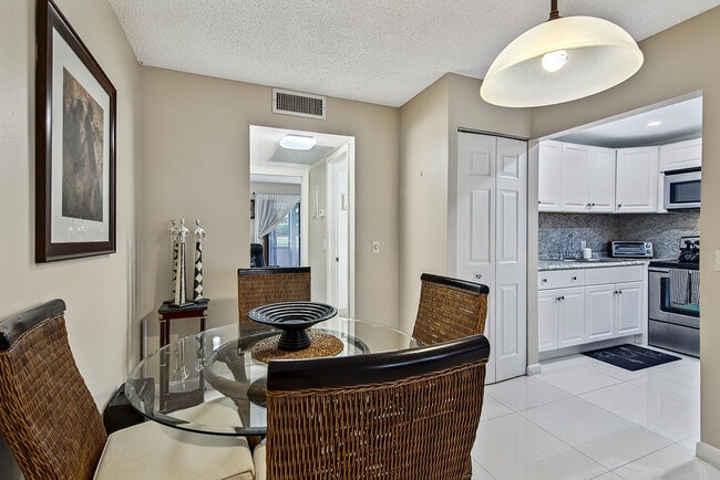 Building Photo - 96 Fanshaw Dr