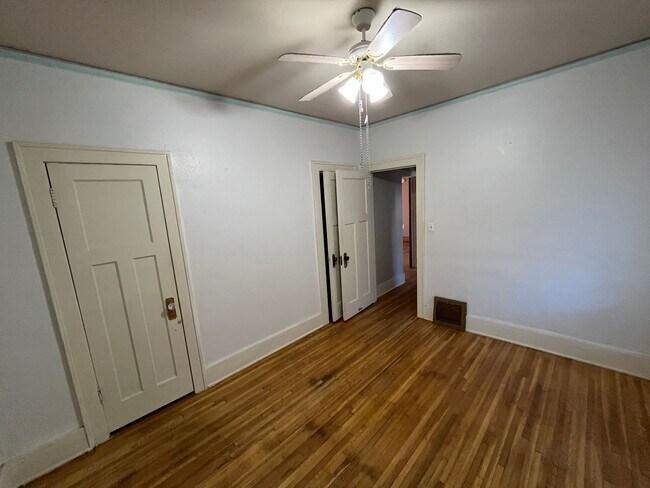 Building Photo - RENT SUX - 313-315 19TH ST