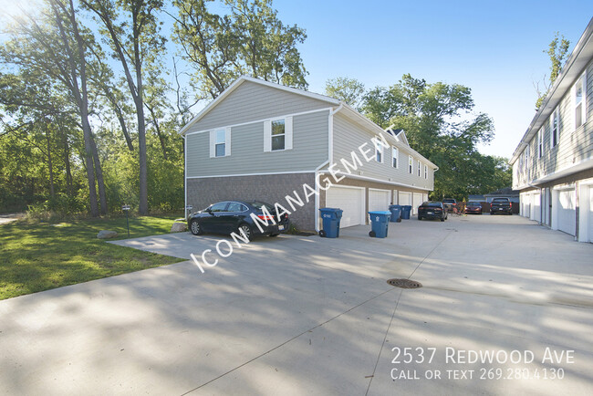 Building Photo - Garages!