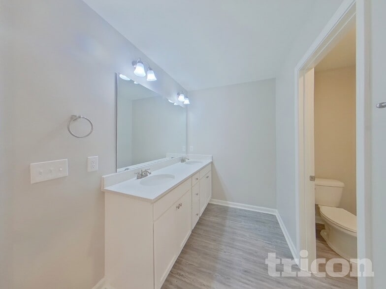 Building Photo - 607 Roseridge Dr