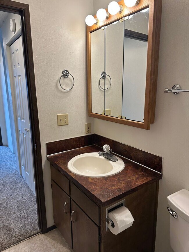Building Photo - Nice 2 bedroom 1 bath duplex in Springfield!
