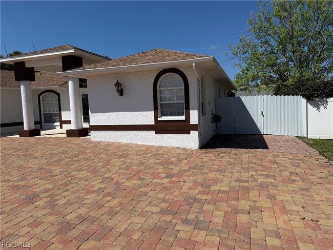 Building Photo - 3730 SE 4th Ave