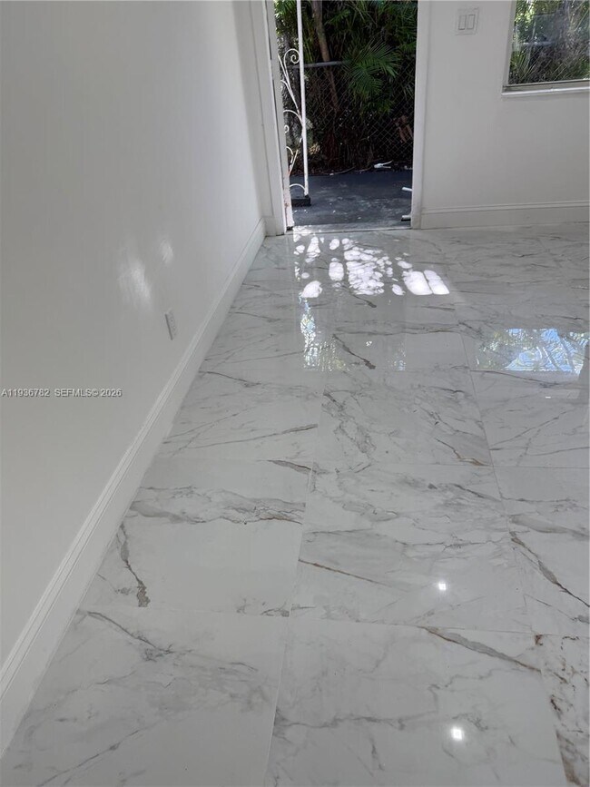 Building Photo - 505 N 24th Ave