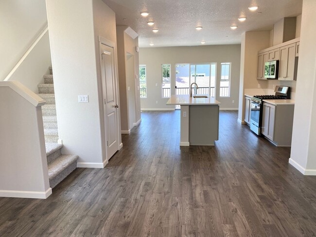 Building Photo - Beautiful brownstone in the heart of Ville...