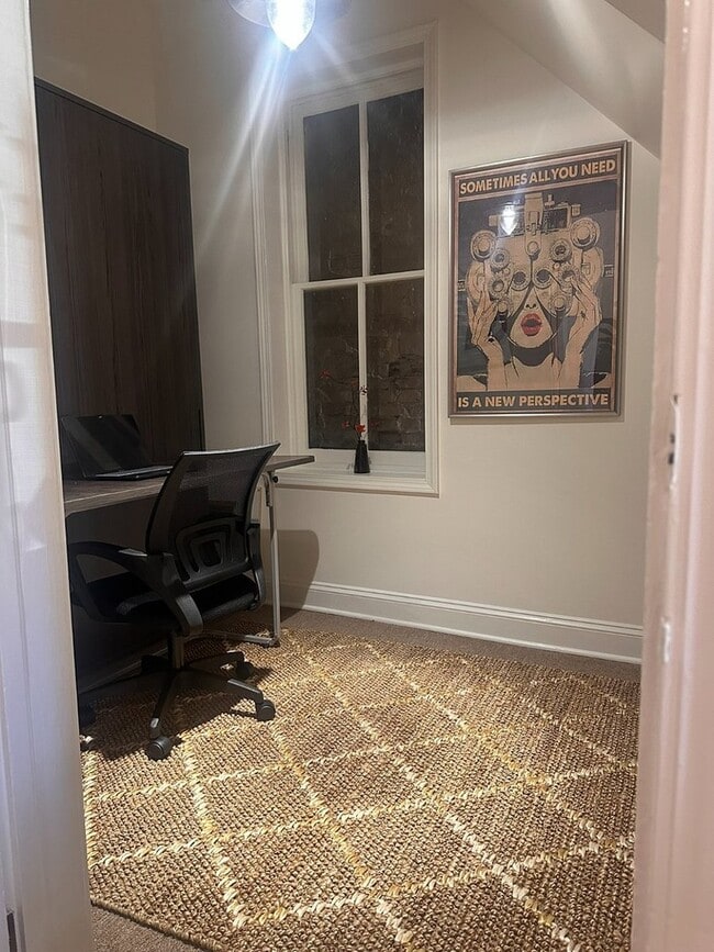 Building Photo - 2014 N Oakley Ave