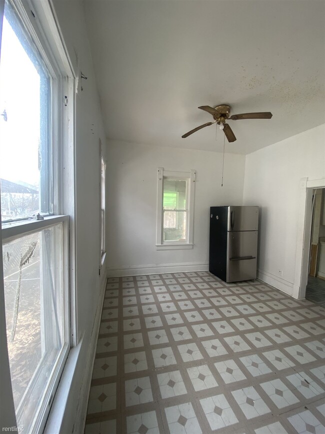 Building Photo - 3 br, 1 bath House - 2216 Northeast Monroe...