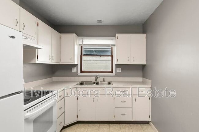 Building Photo - 348 S 5th St