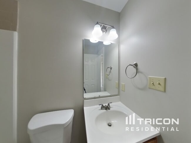 Building Photo - 6916 N Karnes Dr