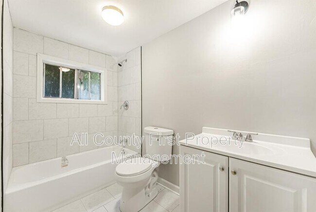 Building Photo - 2845 3rd Ave SW