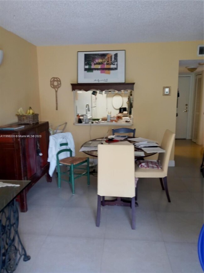 Building Photo - 9350 Fontainebleau Blvd