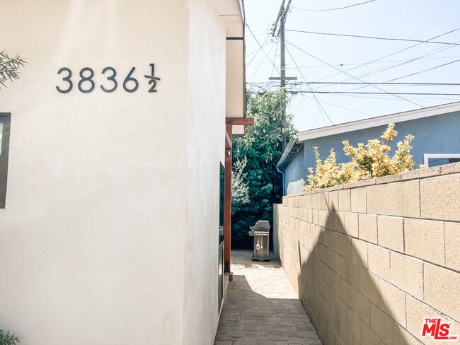 Building Photo - 3836 1/2 Seneca Ave