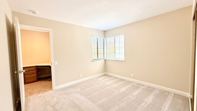 Building Photo - 1100 Sunshine Cir