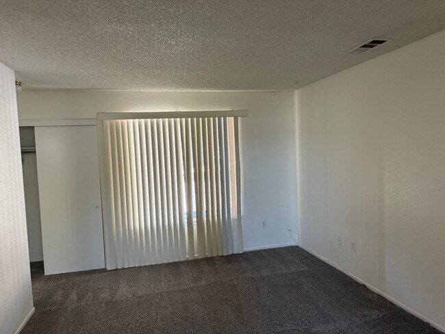 Building Photo - Silverlake's Home- 3 Bedrooms, 2 Bathrooms...