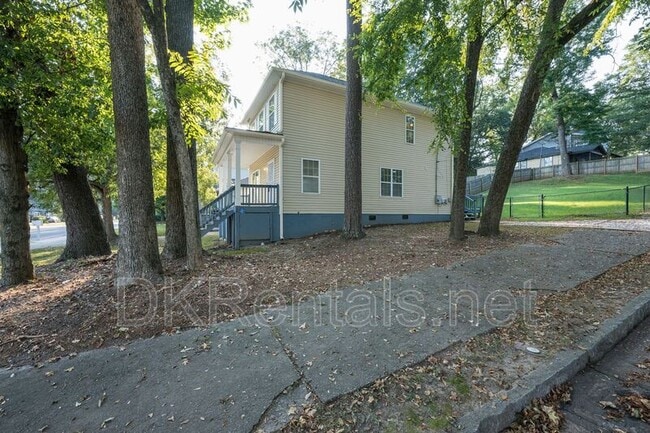 Building Photo - 1331 Memorial Dr SE