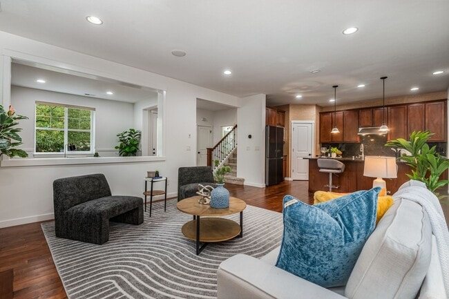 Building Photo - North East Facing 4 bed 3 bath ready for m...