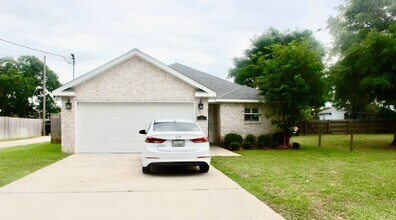Building Photo - Beautiful 3 Bedroom / 2 Bath Brick Home - Blocks to the Water !
