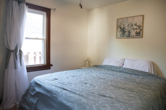 Building Photo - Beautifully Renovated 4-Bedroom Home with Fenced Backyard!