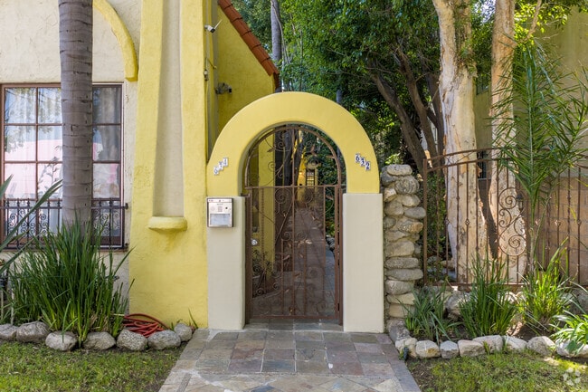 Entrance - 632 N Sycamore Ave