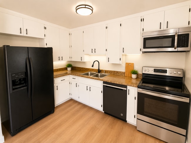 Building Photo - Updated 5 bedroom home is ready for you!