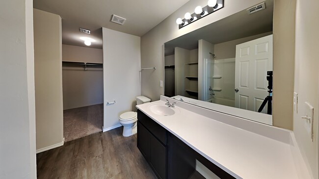 Building Photo - Very Nice 3 bedroom 2 bath home in Yukon s...
