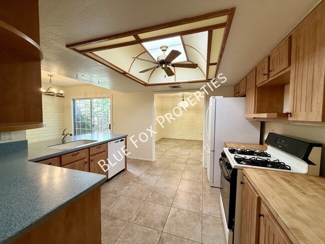Building Photo - 4635 E Camino Rosa