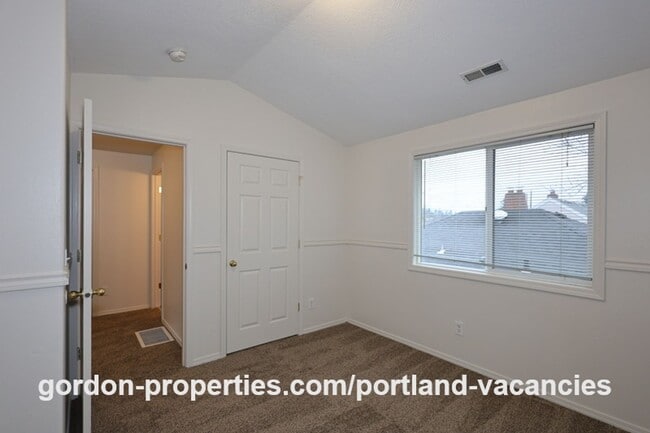 Building Photo - SE 73rd Ave - 3 bedroom townhouse in Mt Scott-Arleta neighborhood