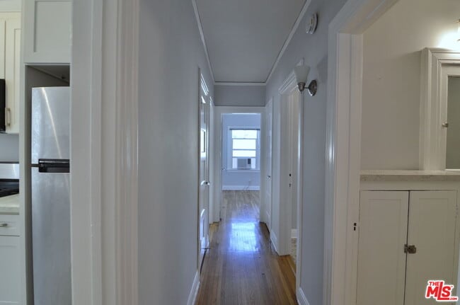 Building Photo - 2021 N Vermont Ave