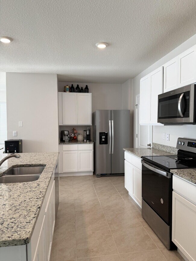 Building Photo - Large 4 Bedroom/2.5 Bathroom Home in Thompson Grove