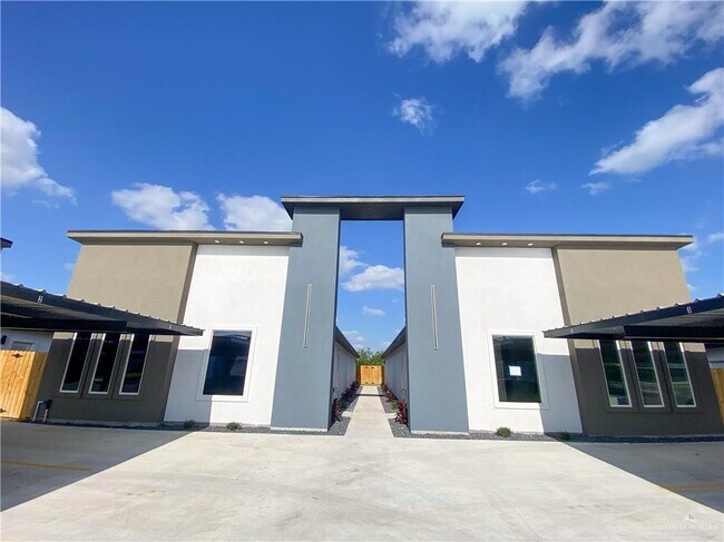 Building Photo - 3104 S Links Dr