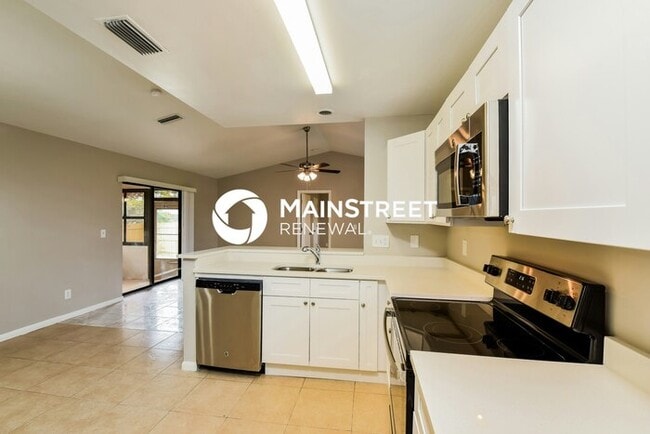 Building Photo - 3 Bedroom Pet-Friendly Home in Fort Myers,...