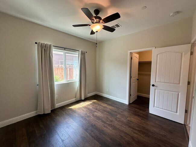 Building Photo - 2548 N Kayenta St