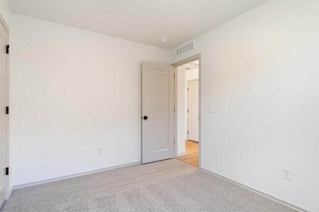 Building Photo - 417 Haven St