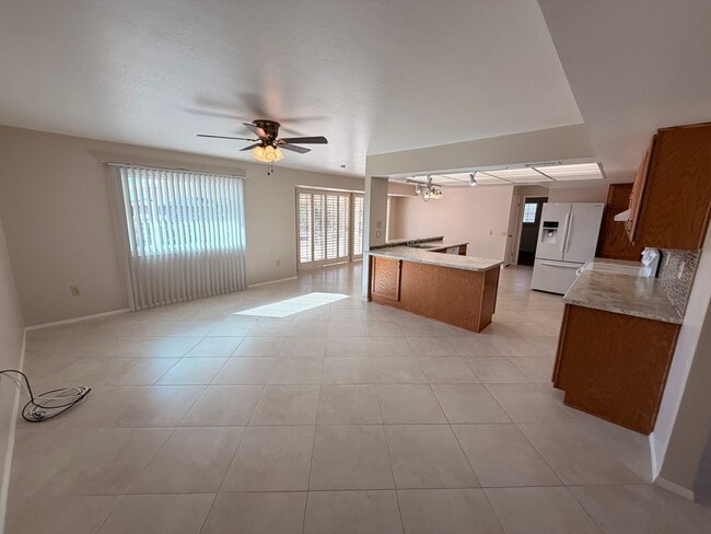 Building Photo - Large 2Bdm 2Ba Sun City Home