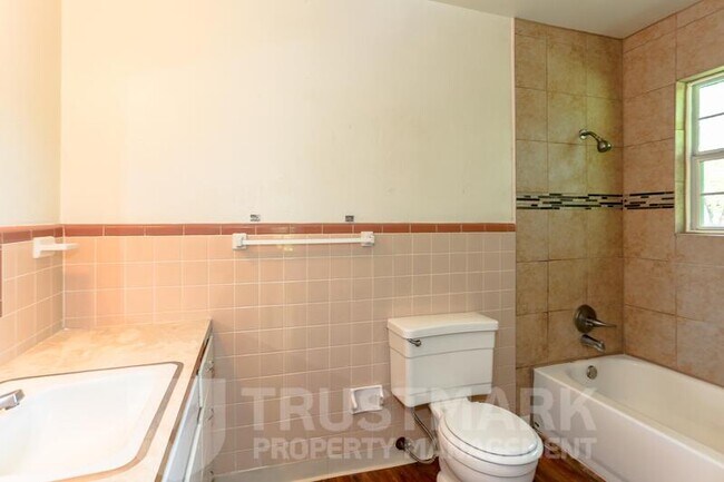 Building Photo - 507 Adams Ave