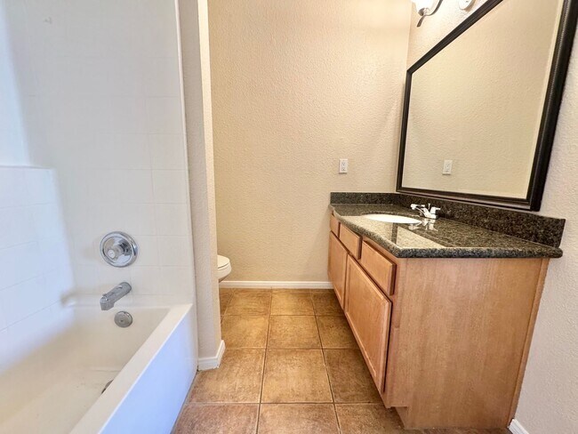 Building Photo - CUTE 2ND FLOOR UNIT, 2 BEDROOM/2 BATH CONDO!