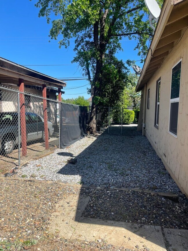 Building Photo - CHARMING 2 BED 1 BATH VICTORIAN HOME