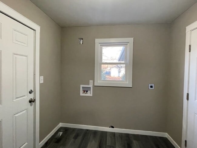 Building Photo - HUGE SHOP!  Updated 3 bedroom home in great location close to Mercy