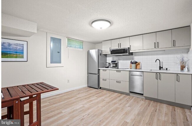 Building Photo - 1406 F St