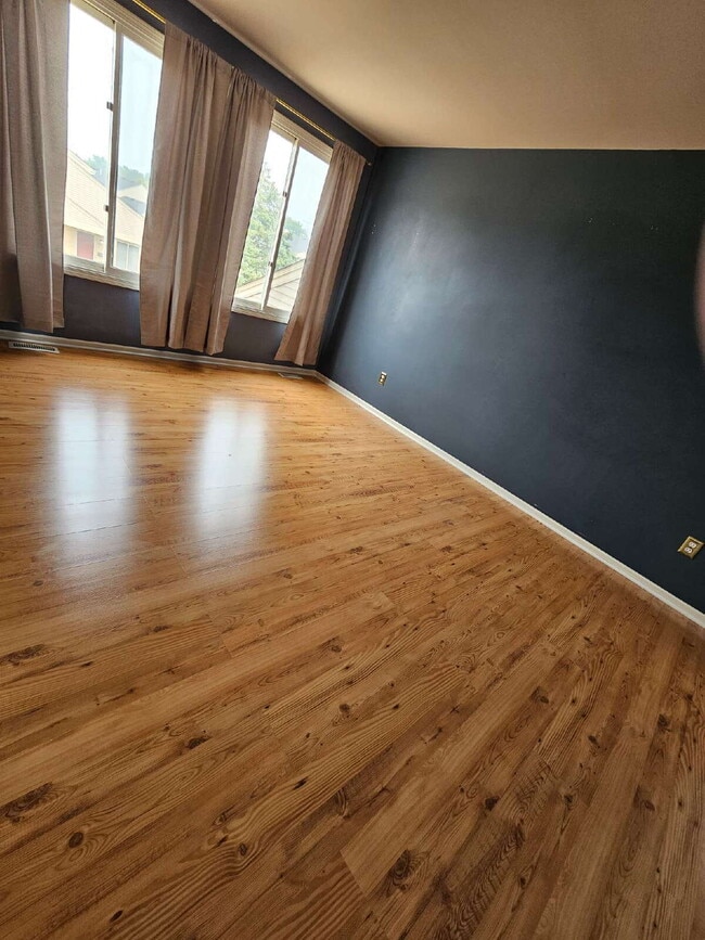 Building Photo - 2 Bedroom Condo with Vaulted Ceiling, Open Kitchen, Attached Garage in Desirable Clinton Township...